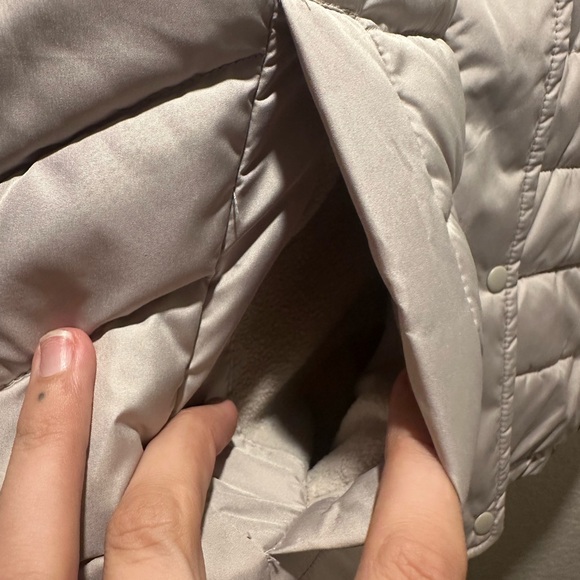 GAP Recycled Lightweight Quilted Puffer Vest Beige Women’s Medium Zip + Snap - Picture 4 of 12